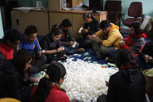 volunteers-packing-chlorine-bottle