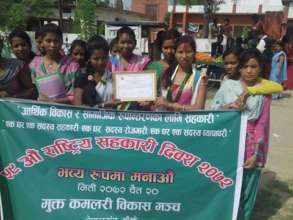 Freed Kamlari display certificate of appreciation