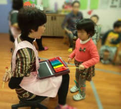 Holding drum sticks to improve hands strength