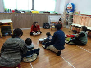 Accompanied by parents in the music therapy class