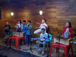 Children singing "No permito" (I don't allow)