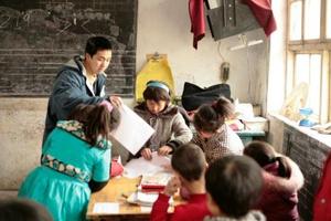 Teaching Coach Ron Sung helps Fourth Graders in Science