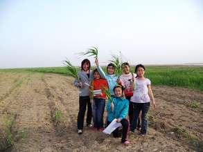 Teacher Sun and her students on a field trip.