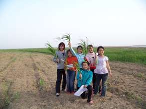 RCEF Teacher Ms. Sun and her fifth-grade students.