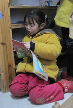 Mingyue Zhang loves to read.