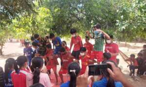 Learning to build human pyramids