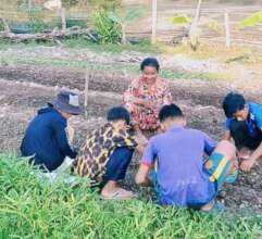 Teacher Sovanna & our students busy in the garden.