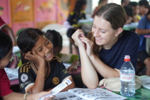 Volunteer Mabli supporting students with English