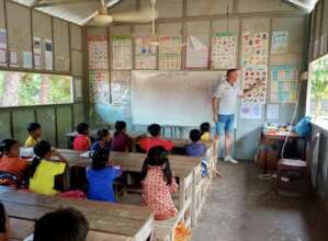 Volunteer Steven supporting an English lesson