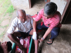Clinical Officer treating Gam Bahadur Pariyar