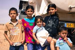 Mahmoud, Aya and Asmaa with their little siblings