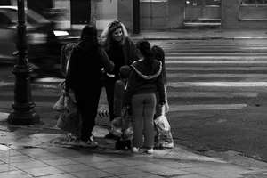 Emfasis Street Worker assisting a migrant family