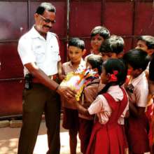 Students at TH Road thanking the traffic policeman