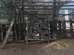 The kennels and fences are quite dilapidated.