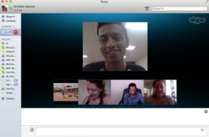 Eric presenta su pitch de equidad de genero.