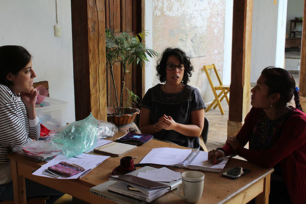 Andrea, Alejandra y Xunca at their a first meeting
