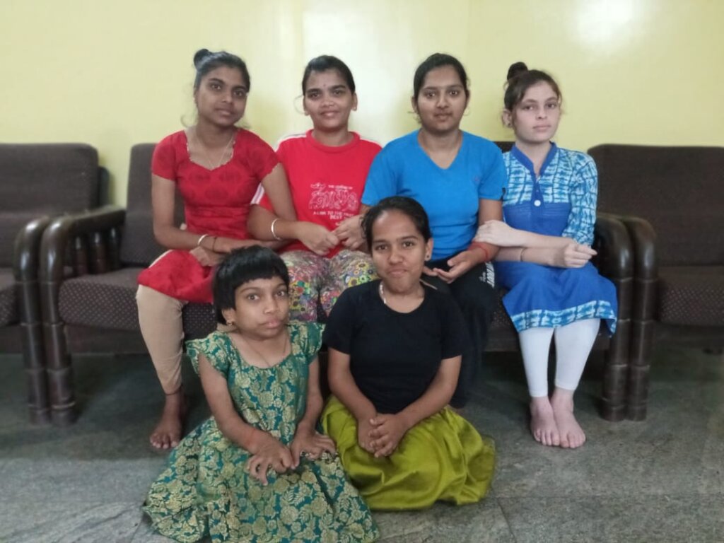 Top Nandini, Dhruti, Rajeshwari down Vasu, Rakshit