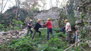 Chain of volunteers "on the rocks"