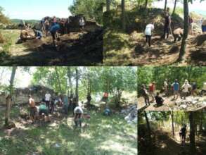 Excavation camp with the help of volunteers