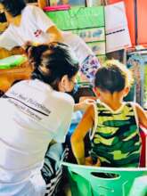 Project Baon volunteer feeding the children