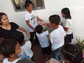 Volunteers distributing the kids lunchboxes