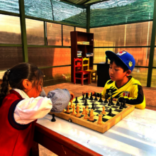 Kids playing chess at Picaflor House