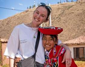 Volunteer Carla and a Picaflor House student.