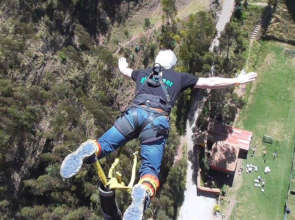 Chris bungee jumping for Picaflor!