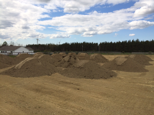 800 tons of sand