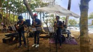 Students playing at Natura Cabana