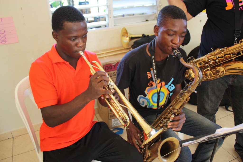 Students in wind ensemble rehearsal at FEDUJAZZ.