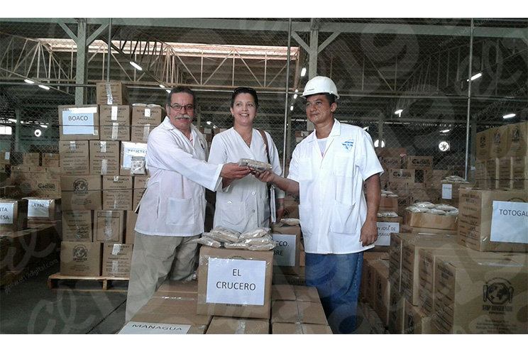 Nicaraguan Health Officials distributing food