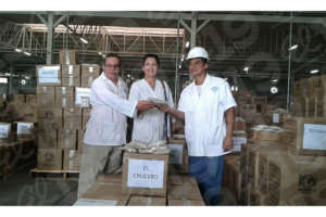 Nicaraguan Health Officials distributing food