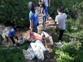 Students clearing the clog in Metsina Stream