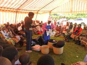 demostrating how a basket keeps food hot