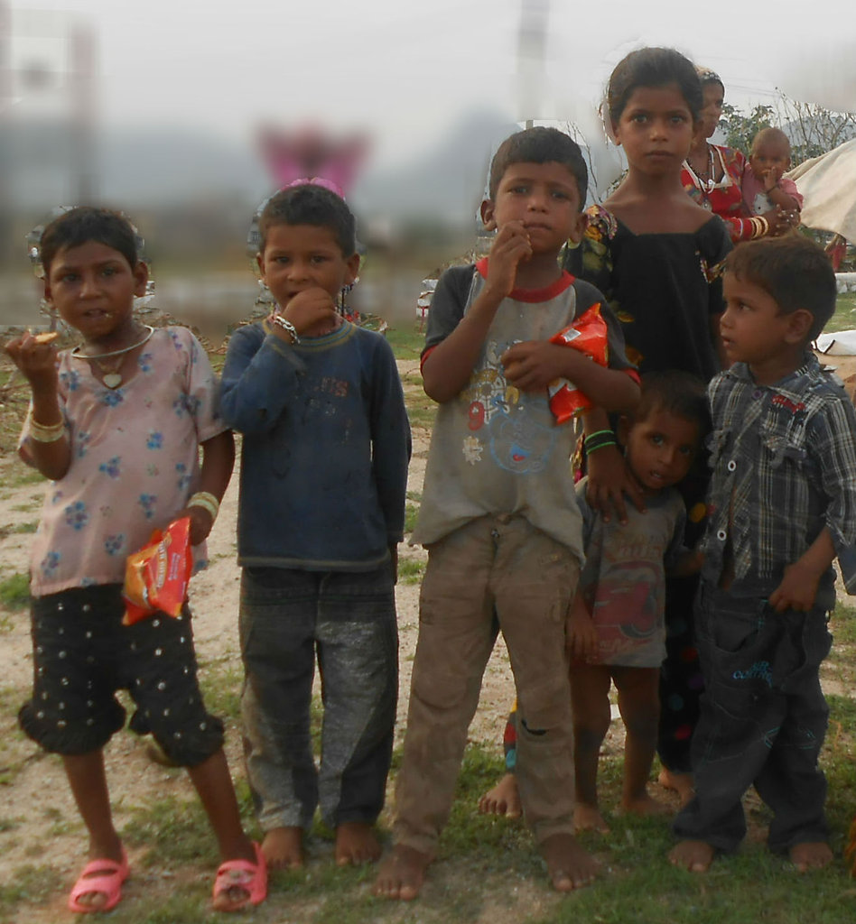 Provide Foods To Street Kids