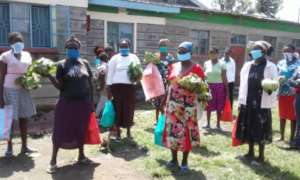 Community members at one of our weekly food sites