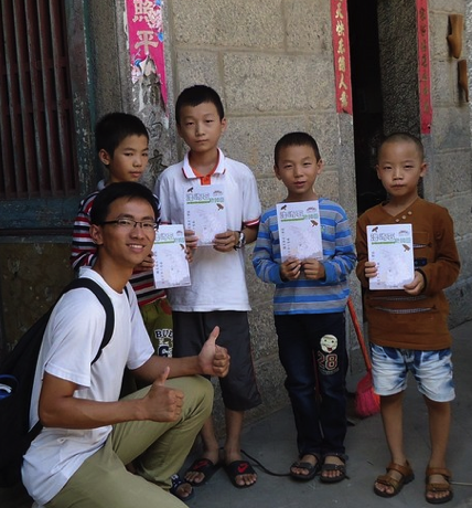 Students distribute China Mangrove Green Maps