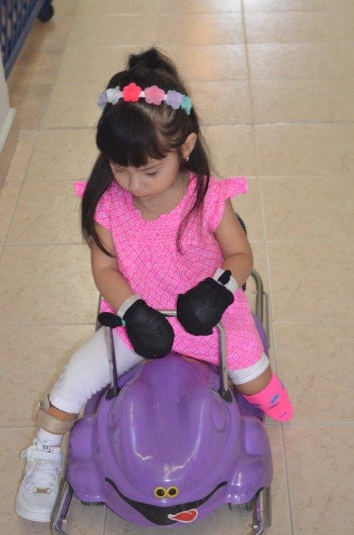 A little baby that needs your help to walk!