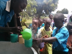 Children serving porridge to their collegues