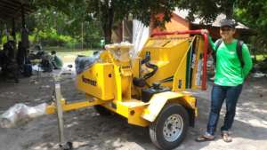 The brush chipper to make mulch