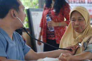 A volunteer doctor checks a patient