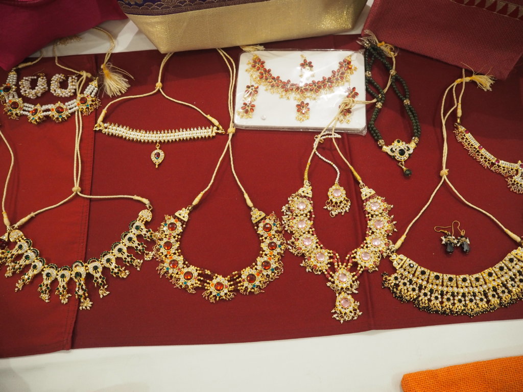 Train 100 poor Mumbai women in entrepreneurship