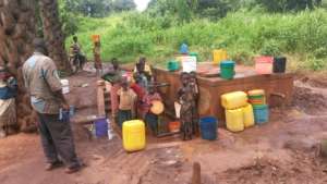 Children in Zeze collecting water