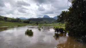 Rio Fumaca (now full) and Itajuru Peak on the back