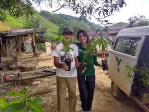 Luiz receiving seedlings