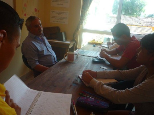 Profe Arturo teaching Spanish