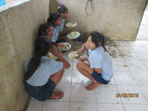 Having nutritious lunch with friends at school