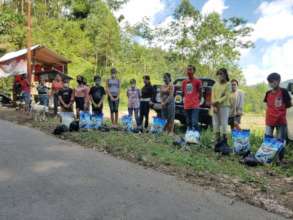 Pengalusan students receiving food supplements
