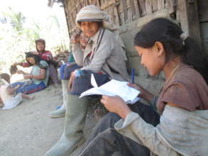 Jatituhu student interviewing women